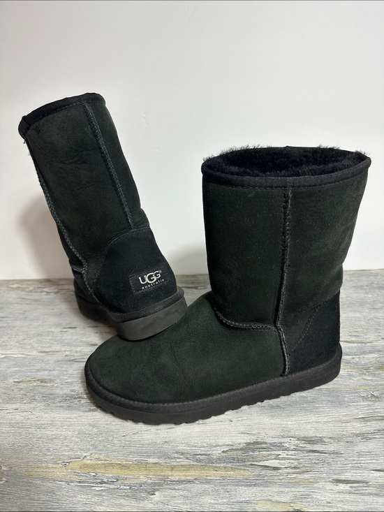 UGG Shoes - UGG Short Shearling Boots in Black and Dark Green was men’s size 7 (S -100)